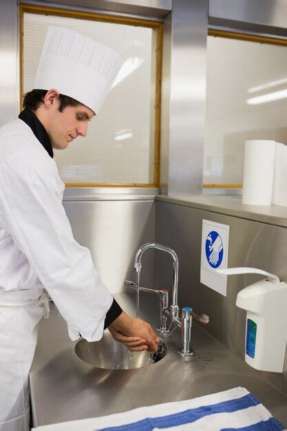 Premium Photo Chef Washing His Hands