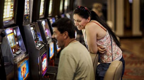 Heres Why The Plunk Plunk Plunk Of Old Coin Slot Machines Is Dying In Vegas Los Angeles Times