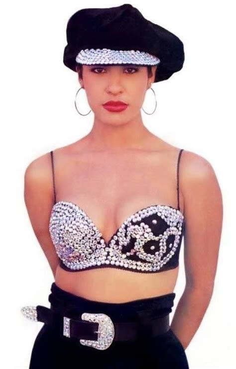 20 Of Selena Quintanilla S Iconic Outfits Ce In 2019 Selena