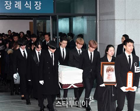 Shinee Jonghyuns Funeral And Burial Are Happening Right Now