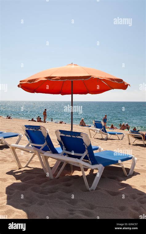 Liegest Hle Und Sonnenschirm Am Strand Calella De La Costa Costa Del Maresme Katalonien