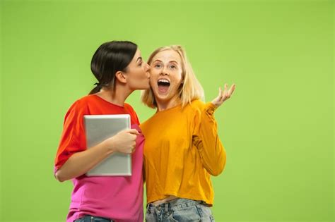 Portrait De Jolies Filles Charmantes Dans Des Tenues D Contract Es Isol Es Sur Un Mur Vert