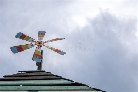 Planche La Turbina De Viento En El Tejado De Madera Antes De Llover