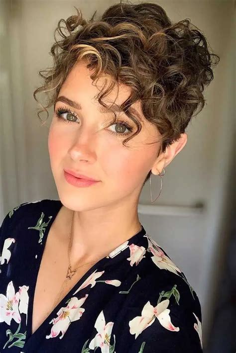 Discover Trendy Short Curly Haircuts For Women In Chic Styles Divagaze Com