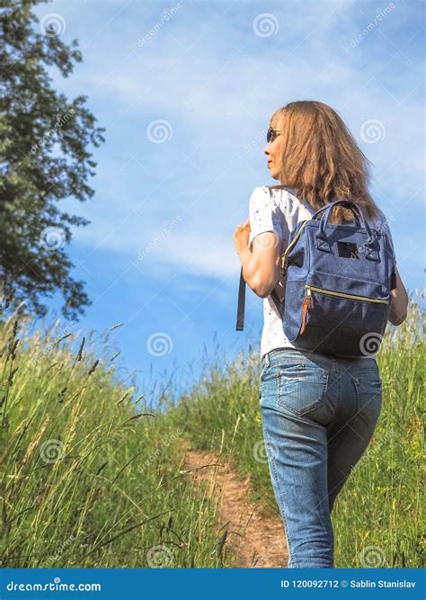 Viajero De La Muchacha Que Camina Con La Mochila En Los Prados Alpinos