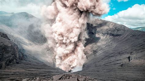 Daredevil Photographer Captures Dramatic Images From Edge Of Erupting