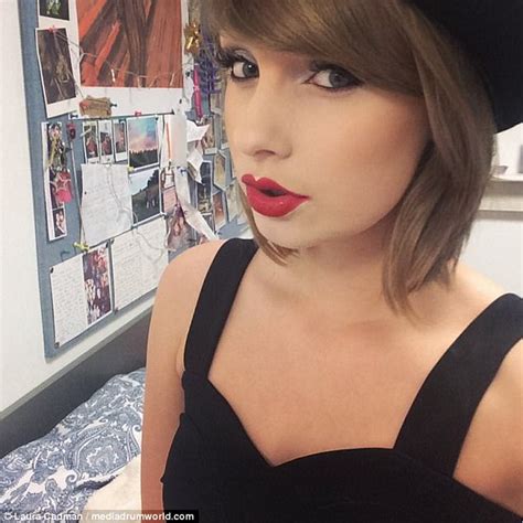 British Taylor Swift Lookalike Gets Mobbed By Stars Fans Daily Mail