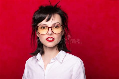 Mujer Gerente Con Labios Rojos En Una Camisa Blanca Y Gafas En Un Fondo