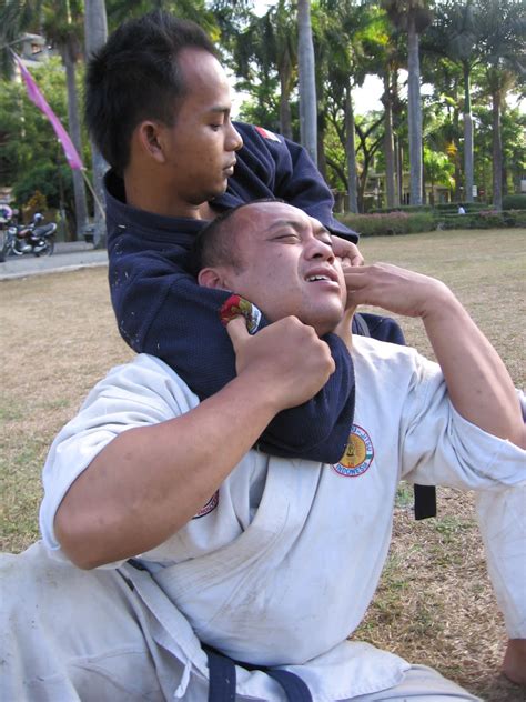 How To Knock Someone Out With The Sleeper Hold Unbalanced