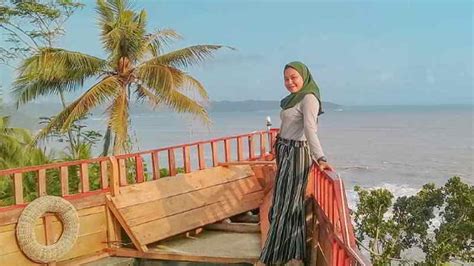 Keindahan garis laut yang memanjang dari timur ke barat menjadi keindahan yang khas. Pantai Pangandaran: Fasilitas Terkini, Tiket Masuk 2020