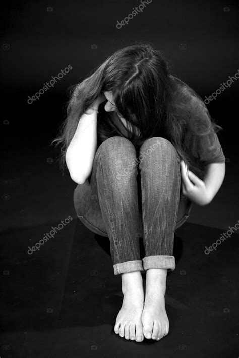 Mujer Triste Llorando Después De La Violencia — Foto De Stock 46697929