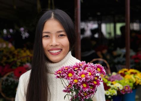 Premium Photo Beautiful Asian Woman Smiling With Flowers