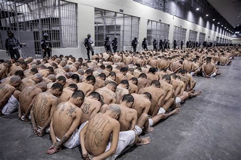 Trasladan otros pandilleros a cárcel de El Salvador