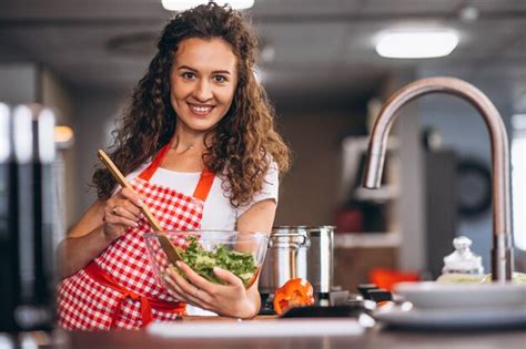 Joven Mujer Cocinando En La Cocina Foto Gratis