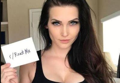 Model Deletes Reddit Account After Asking People To Insult Her Selfie