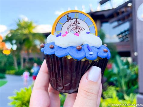 Review A Boozy Disney World Cupcake Yes Please Laptrinhx News