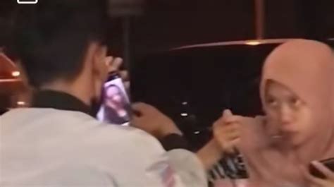 Viral Disangka Sedang Rekam Video Ternyata Pacar Asyik Lihat Foto