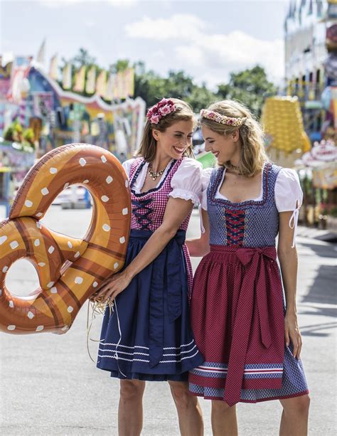 Mit Unseren Knieumspielenden Midi Dirndl Stilsicher Und Gutaussehend Zum Oktoberfest Wiesn