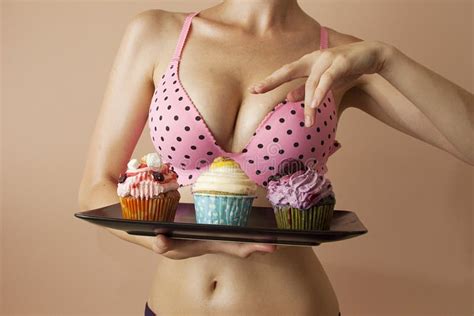 Sexy Vrouwen Proevende Muffins Stock Afbeelding Image Of Aziatisch