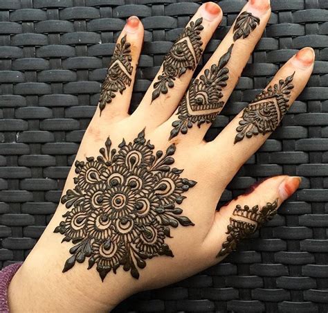 This is one of the best and beautiful simple rangoli designs with kundans, which makes your occasion or function more colourful. 75+ Beautiful Designs of Eid and Weddings Mehndi-Henna for ...