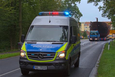 Polizei Mb Sprinter Als Vorausfahrzeug Bei Einem Schwertransport Mit