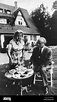 Albert Speer sitzt in seinem Garten. Seine Frau, Margarete Speer (links ...
