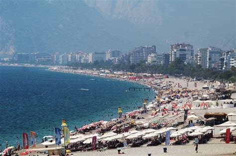 Tourists, locals head to beaches as temperature hits high in Antalya