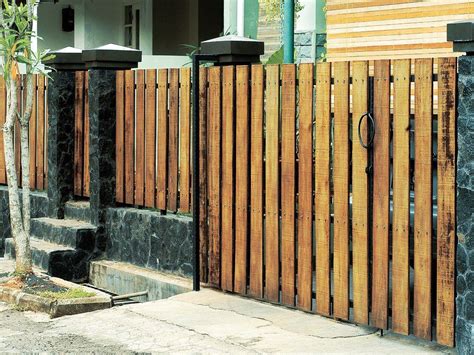 Contoh desain pagar rumah minimalis berbahan besi hollow, kayu minimalis, tembok batu alam apa itu pagar minimalis. Desain Pagar Minimalis Dari Kayu Ulin | House fence design ...