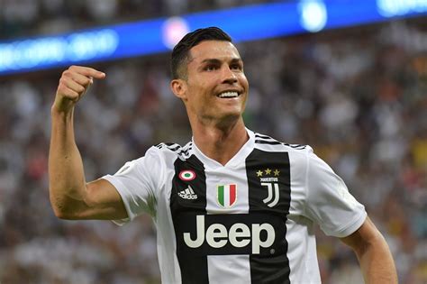 Cristiano Ronaldo Compie 34 Anni Auguri E Standing Ovation Dalla Juve