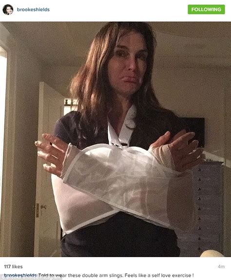 Brooke Shields Steps Out With Bandaged Hands In Ny After Wrist Surgery