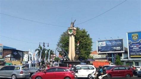 Terlihat 2 mobil terparkir di depan. TRIBUNWIKI: Bom Bunuh Diri Terjadi di Kartasura, Ini ...