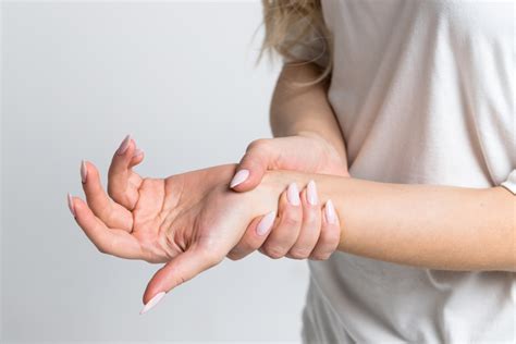 دلایل بی حس شدن دست ها ۱۷ بیماری و اختلال که علت بی حسی دست ها هستند