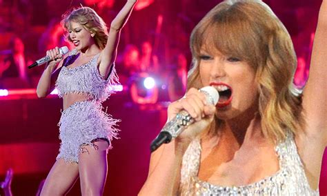 Taylor Swift Performs Shake It Off At Mtv Video Music Awards Daily Mail Online