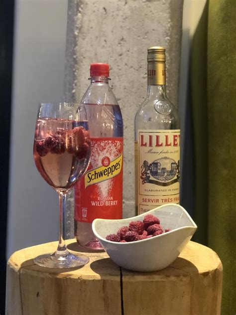 Die sommerliche variante, den perfekten cocktail für ihre party. Lillet wild berry | Steinbergs Wildewiese