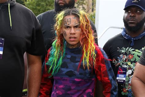 Tekashi 6ix9ine Ruthlessly Mocks Fallen Gang Members While Walking The Streets Of Chicago Brobible