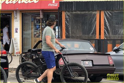 İki sevgili otomobillerine giderken de birbirlerini öpücüklere boğdu. Gerard Butler Kisses Girlfriend Morgan Brown Through His ...