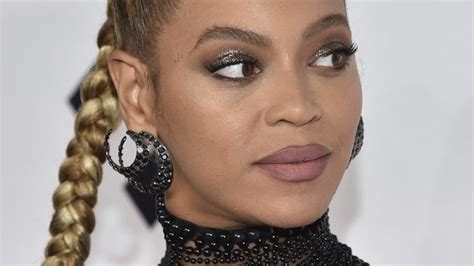 Watch Beyoncé Rips Her Earlobe And Still Performs Like A Boss Proof