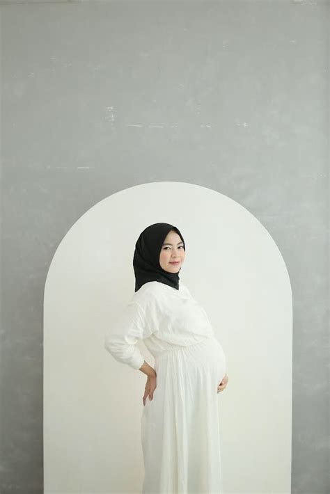 Maternity Shoot Hijab Simple Idea Gambar Hamil Fotografi Kehamilan Foto Pengantin
