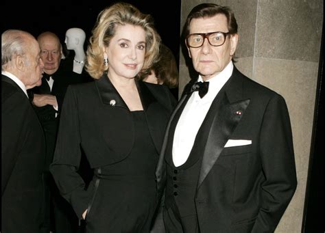 Che sia, dunque, una serata di gala o una prima al teatro dell'opera, va scelto il vestito giusto per. Abiti Da Sera Yves Saint Laurent