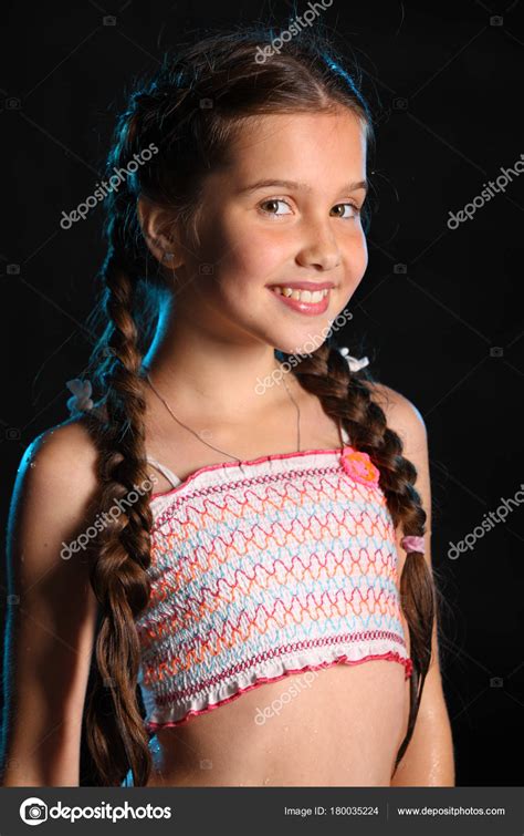 Portret Van Een Gelukkig Jong Tiener Meisje Een Top Van — Stockfoto
