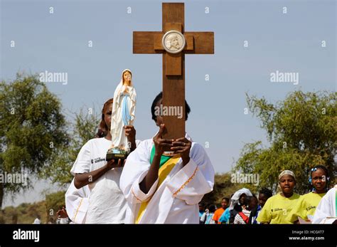 Burkina Faso Dori Escuela Católica Los Niños Marchan Con La Cruz
