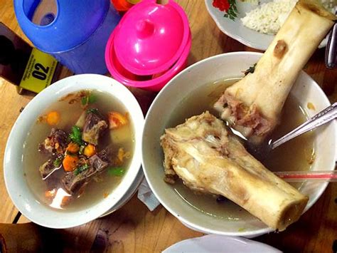 Sumsum tulang sapi bagi kesehatan baik dikonsumsi untuk memberikan manfaat kalsium, fosfor, protein dan zat besi bagi tubuh. 13 Tempat Makan Sop Tulang Sumsum Yang Enak Banget di Jakarta!