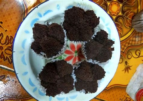 Biasanya kalau bikin brownies cokelat pakainya coklat bubuk atau dark chocolate cooking. Resep Brownies Tanpa Telur