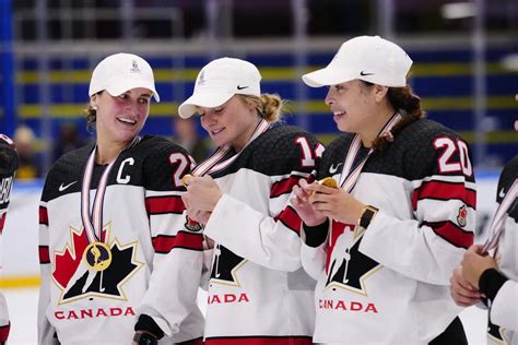 Canada Edges United States 2 1 To Win Womens Hockey Worlds The