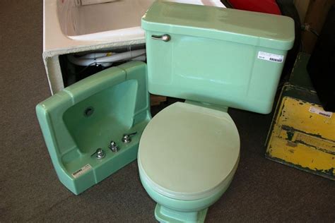 20 Colored Toilets And Sinks