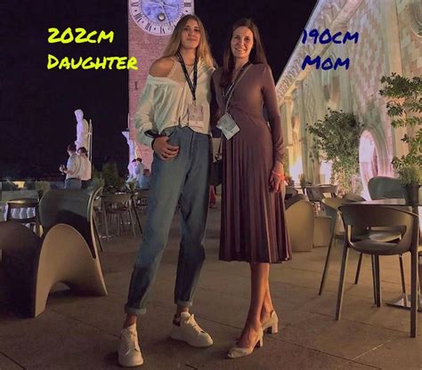 202cm Daughter 190cm Mom By Zaratustraelsabio On Deviantart Tall Women Tall Girl Women