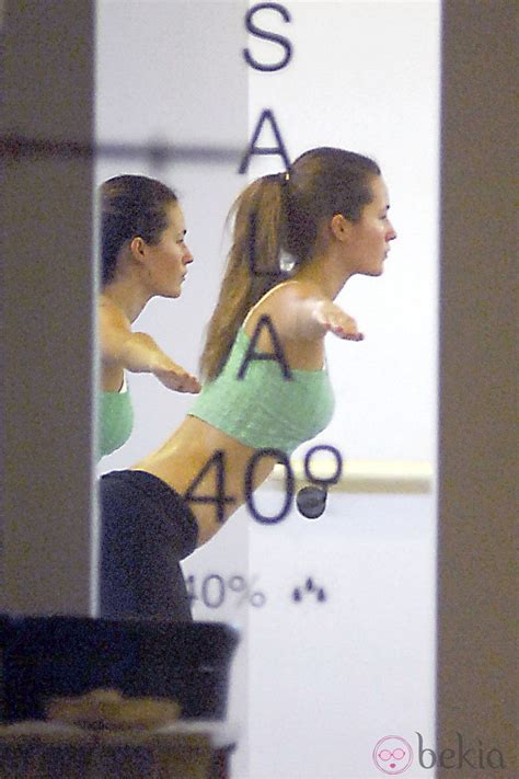Malena Costa Haciendo Yoga En Un Gimnasio De Madrid Yoga La Terapia De Las Celebrities Para