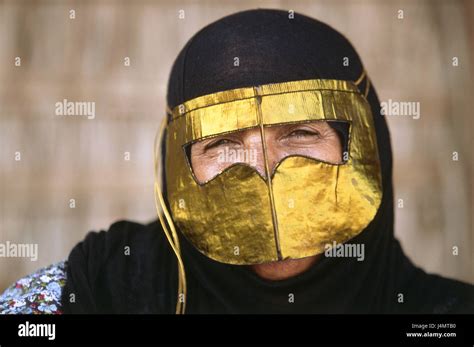 vereinigte arabische emirate dubai frau kopftuch maske porträt kein model release front