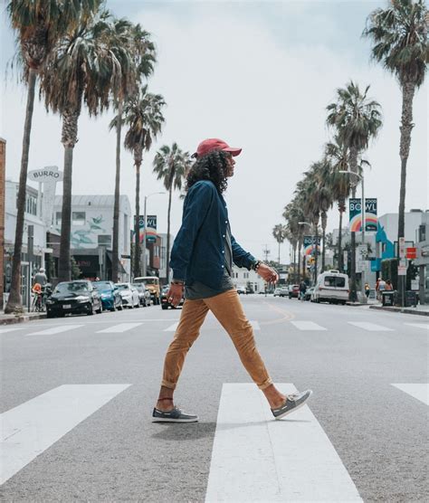 Walking In The City Pictures Download Free Images On Unsplash