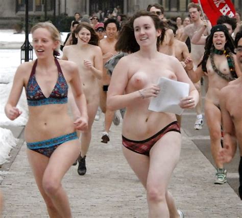 画像大学で行われた全裸マラソンおっぱいとマ コ見放題でワロタ ポッカキット Free Download Nude Photo